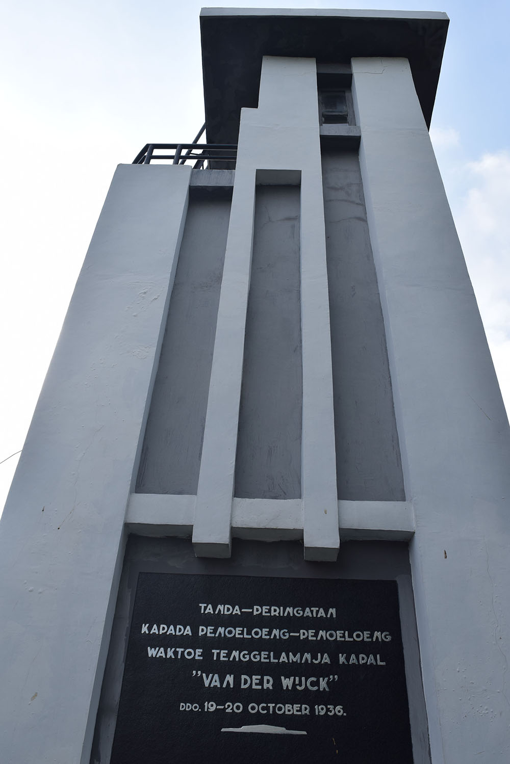 Monumen peringatan tenggelamnya Kapal Van Der Wijck yang berada di areal perkantoran Tempat Pelelangan Ikan Brondong, Lamongan, Jatim. Foto : Ahmad Muzakky/Mongabay Indonesia