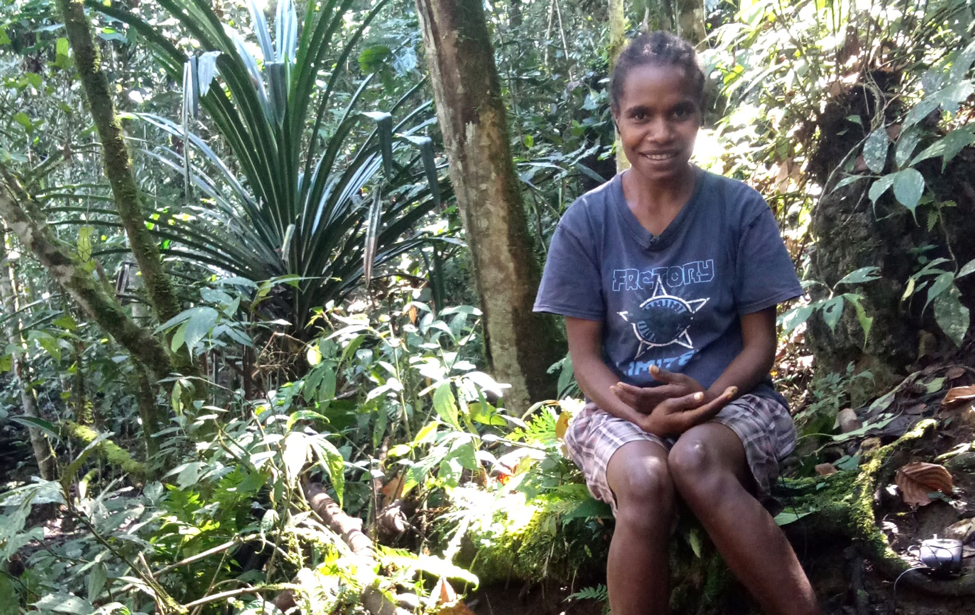 Atafia Momo (22 tahun) generasi muda perempuan dari Kampung Ayapokiar, Distrik Miyah yang memiliki kepedulian terhadap hutan adatnya | Foto: Een Irawan Putra