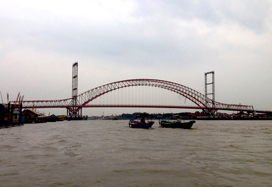 Tampak Jembatan Musi VI yang saat ini dalam proses penyelesaian. Ditargetkan pada Asian Games 2018 ini sudah dapat digunakan. Terlihat juga dua perahu ketek, angkutan penumpang di Sungai Musi, yang masih bertahan. Foto: Taufik Wijaya/Mongabay Indonesia