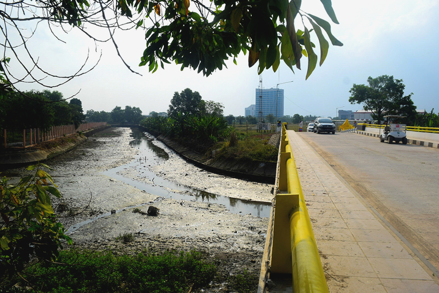 Salah satu kanal di dekat kompleks olahraga Jakabaring, Palembang. Kanal ini kering saat kemarau | Foto: Nopri Ismi