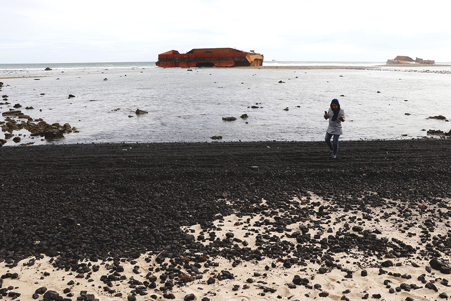 Batubara yang diangkut kapal tongkang sebanyak 7 ribu ton dari Palembang ini, berceceran di pantai Lampuuk, Kecamatan Lhoknga, Kabupaten Aceh Besar, Provinsi Aceh, Rabu (01/8/2018). Foto: Junaidi Hanafiah/Mongabay Indonesia