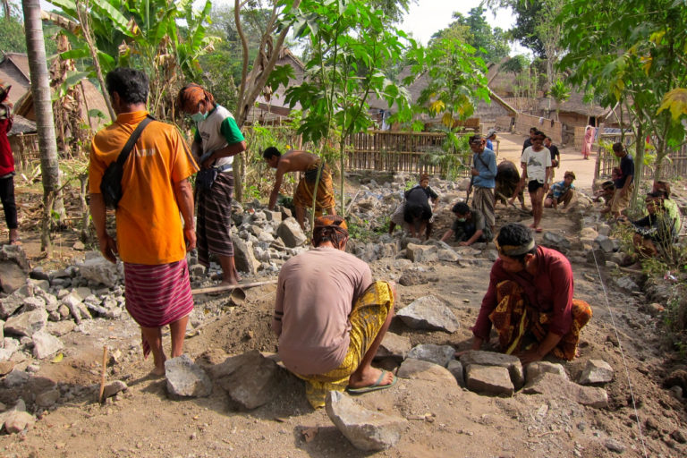 Warga memperbaiki jalan perkampungan adat Desa Beleq. Foto: Fathul Rakhman/ Mongabay Indonesia