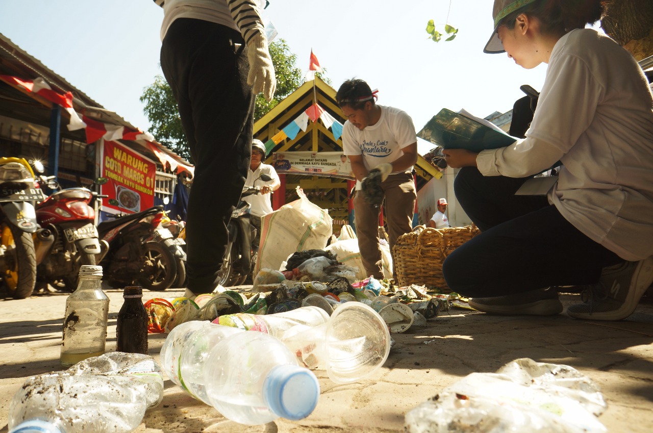 Total sampah yang dikumpulkan dari aksi bersih pantai dan laut sekitar 8,81 ton, didominasi oleh sampah plastik 5,6 ton, sampah pecahan kaca sebanyak 117 kg, sampah logam 90 kg, sampah styrofoam 263 kg, dan sampah lainnya sebanyak 1,9 ton. Foto: Sapril Akhmady/Yayasan Makassar Skalia/ Mongabay Indonesia