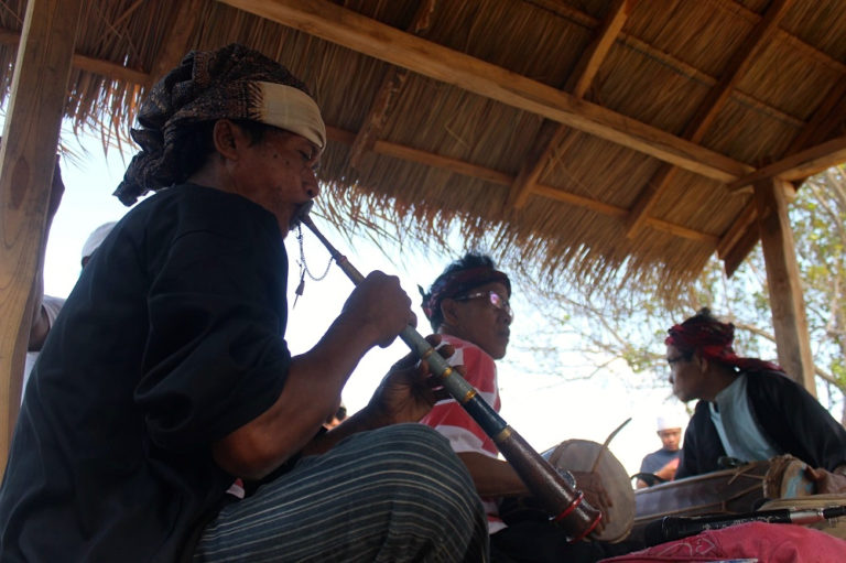 Warga sedang memainkan alat musik tradisional. Foto: Elviza Diana/ Mongabay Indonesia
