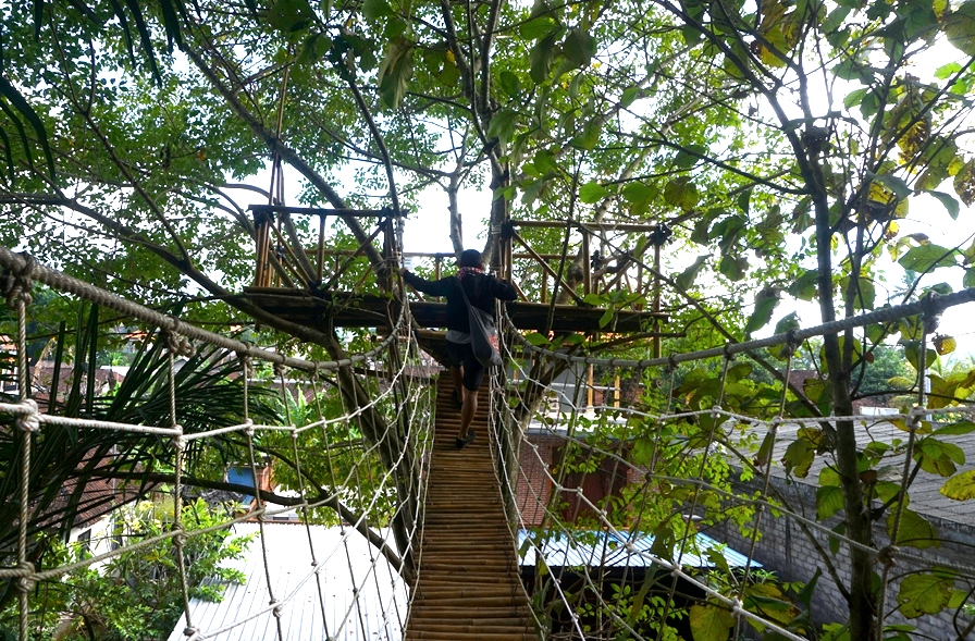 Jembatan dengan sling baja ini menjadi alternatif setelah gagal membuat jembatan bambu karena angin sangat kencang di rumah pohon Bukit Lemped, Karangasem, Bali. Foto: Luh De Suriyani/Mongabay Indonesia