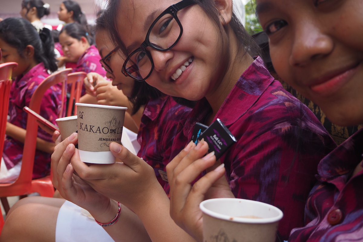 Kampanye cokelat untuk menjangkau anak-anak muda di Jembrana, Bali | Foto: Anton Muhajir/Mongabay Indonesia