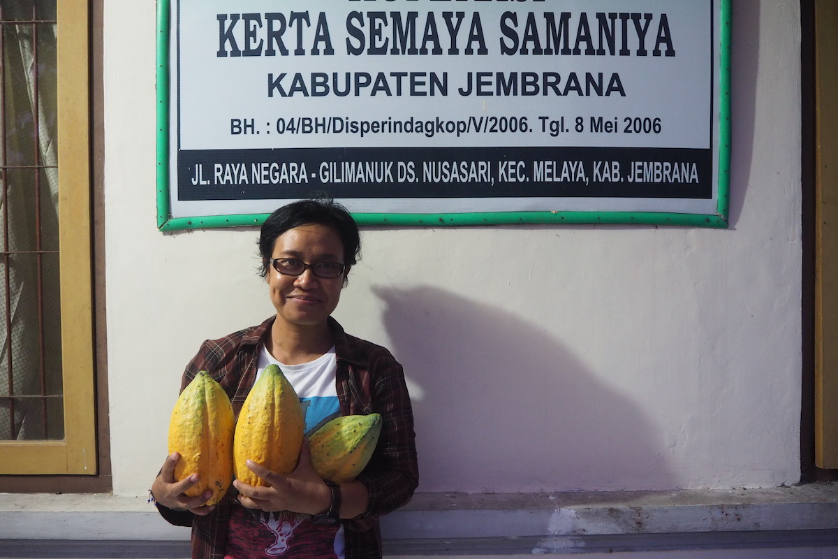 Direktur Yayasan Kalimajari IGA Agung Widiastuti yang mendampingi petani kakao di Jembrana sejak 2011. Foto : Anton Muhajir/Mongabay Indonesia
