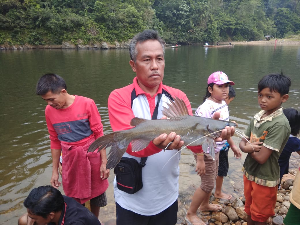 Baustamir, warga Tanjung Belit menunjukkan ikan hasil mancokau. Foto : M.Suhadi/Yapeka/Mongabay Indonesia