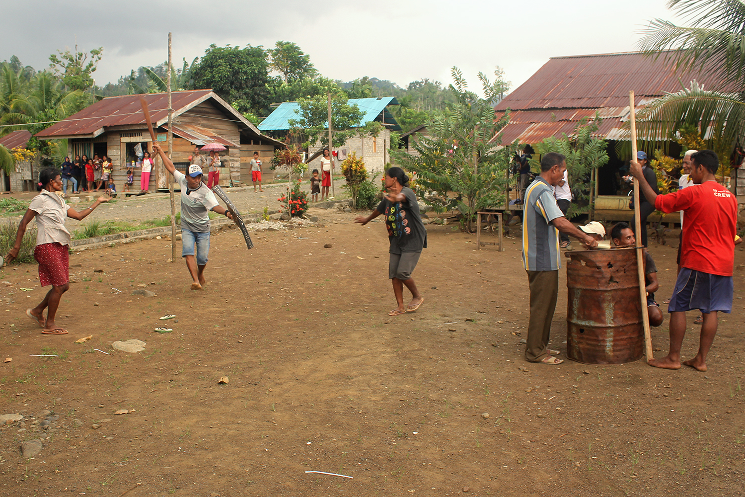 Komunitas O Hongana Manyawa saat menari Cakalele di Dusun Titipa. Foto: Faris Bobero/ Mongabay Indonesia