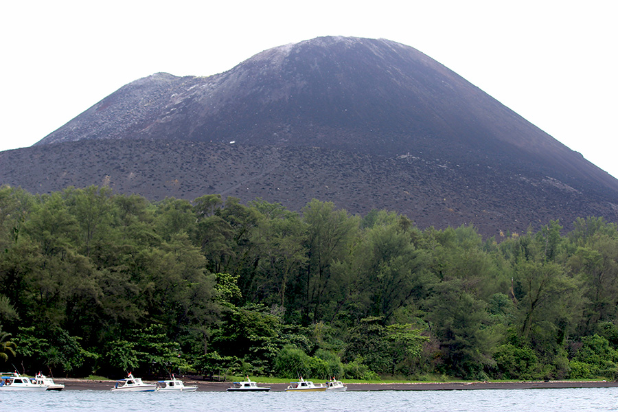 Anak Krakatau, gunung berapi aktif yang diperkirakan terbentuk mulai 1930-an. Foto: Rahmadi Rahmad/Mongabay Indonesia