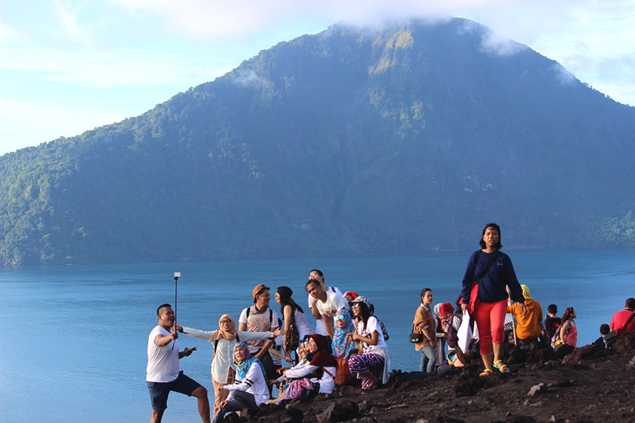 Wisatawan lokal maupun macanegara biasanya mengunjungi Anak Krakatau di akhir pekan. Gunung berapi penuh sejarah ini akan sangat sayang jika tidak diteliti lebih mendalam sebagai laboratorium terbaik di dunia. Foto: Rahmadi Rahmad/Mongabay Indonesia