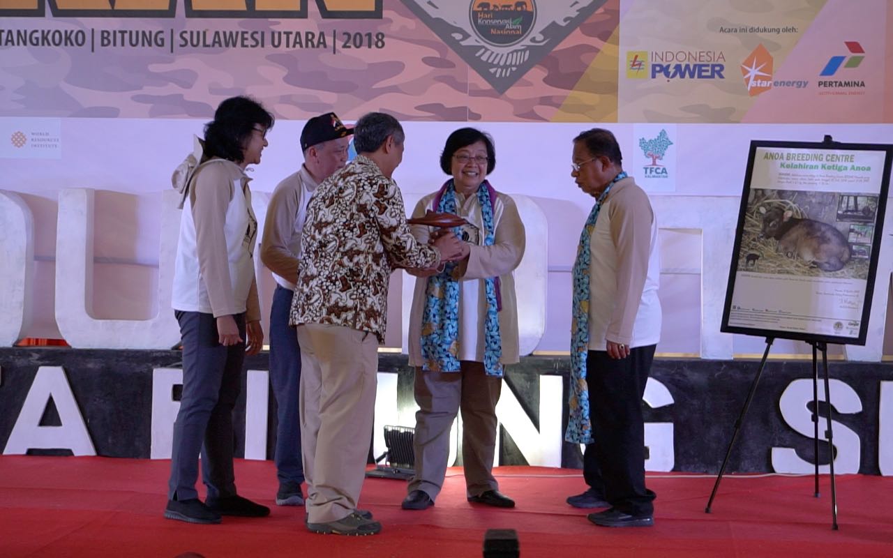 Penyerahan plakat penamaan Siti untuk satu individu hiu paus yang ada di Teluk Cendrawasih, Nabire, Papua Barat kepada Menteri LHK SIti Nurbaya | Foto: CI Indonesia/Mongabay Indonesia