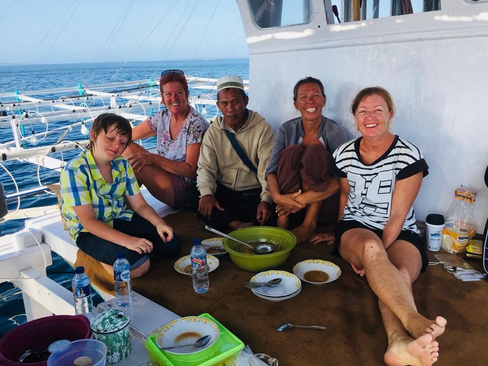 Wisatawan asing saat sarapan bareng pemilik bagan ekowisata hiu paus di di perairan Teluk Saleh, Desa Labuhan Jambu, Kabupaten Sumbawa, NTB. Foto: CI Indonesia/Mongabay Indonesia