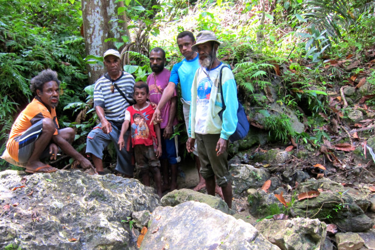 Alex Waisimon bersama masyarakat, juga keluarganya, bersama-sama menjaga hutan | Foto: Alex Wasisimon