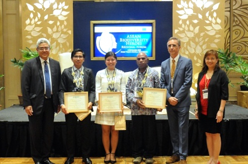 Alex kala menerima penghargaan di Manila | Foto: dokumen Alex W