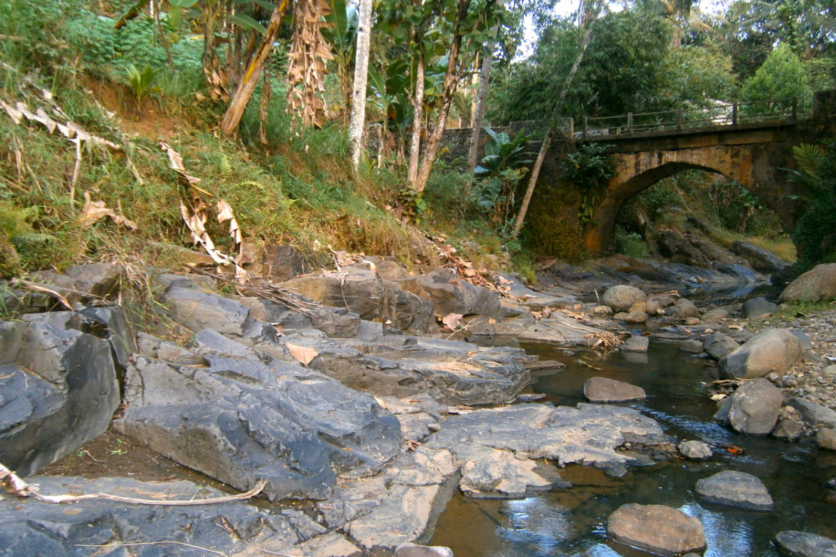 Batu Lemosoh di dalam bukit yang akan ditambang terlihat di sungai Desa Wadas. Foto: Nuswantoro/ Mongabay Indonesia