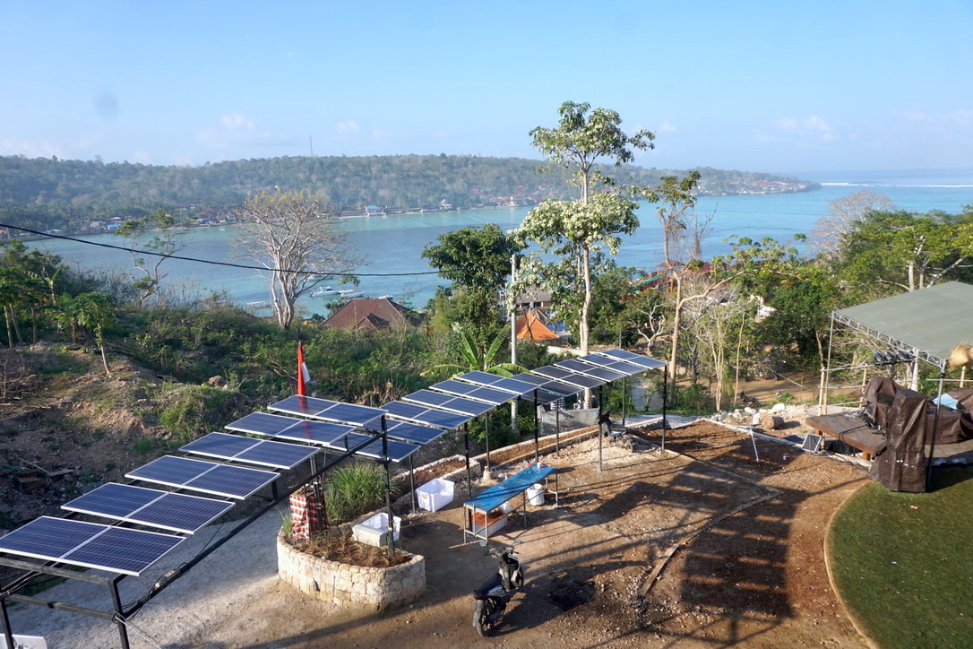 Sebanyak 36 panel menjadi sumber energi listrik utama yang dipanen dari cahaya matahari di Bong Hostel, Nusa Lembongan, Bali. Foto: Luh De Suriyani/Mongabay Indonesia