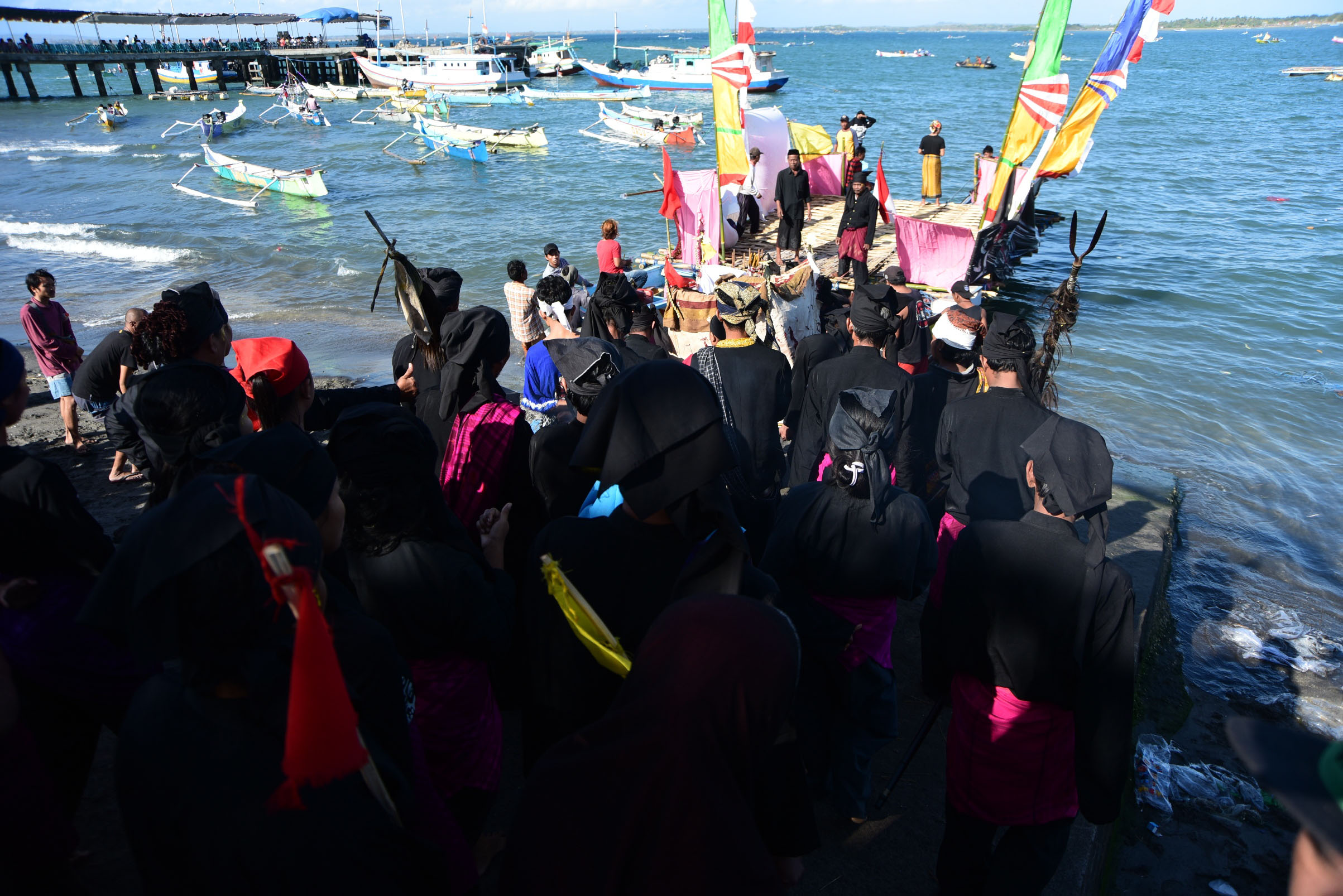 Para tetua adat yang memimpin ritual selamatan laut “nyalamaq dilauq” di Tanjung Luar, bersiap naik perahu yang membawa mereka ke titik pelarungan. Foto: Fathul Rakhman/ Mongabay Indonesia