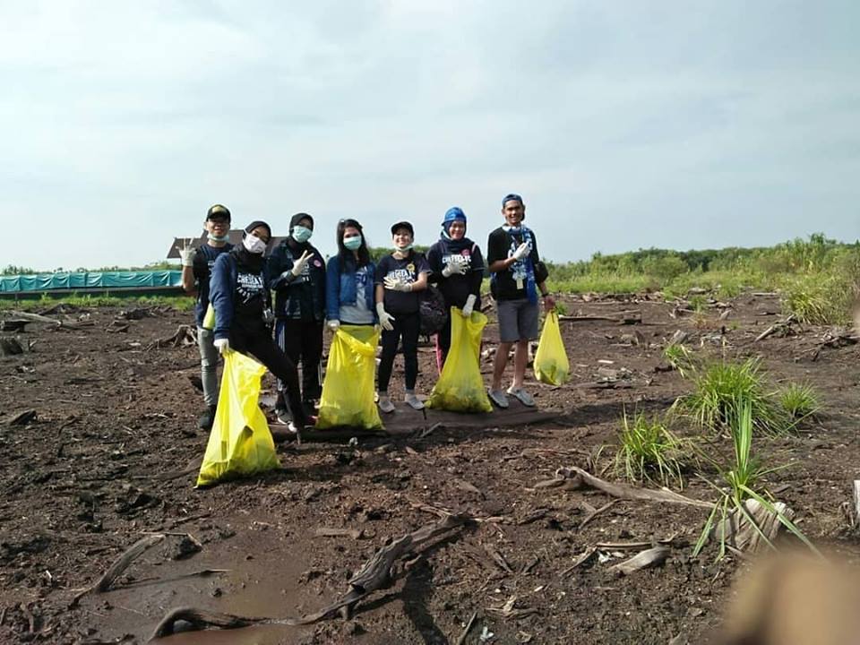 Aksi bersih sampah World Clean Up Day di Pantai Bengkirai, Palangkaraya, Kalteng. Foto : sugianto sabran/fb WCD Indonesia