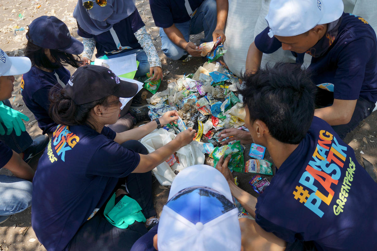 Partisipan World Clean Up Day bersama relawan Greenpeace mengumpulkan sampah plastik di Pantai Kuk Cituis, Tangerang Banten pada Jumat (15/9/2018). Foto : Greenpeace Indonesia/Mongabay Indonesia