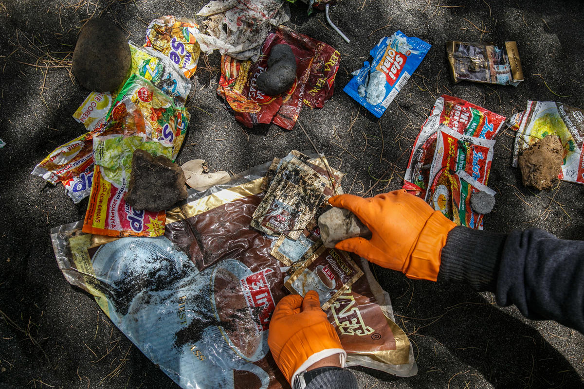 Partisipan World Clean Up Day bersama relawan Greenpeace mengumpulkan sampah plastik di Pantai Pandansari, Bantul, Yogyakarta, pada Jumat (15/9/2018). Sampah itu kemudian dipilah dan diteliti mereknya. Foto : Greenpeace Indonesia/Mongabay Indonesia