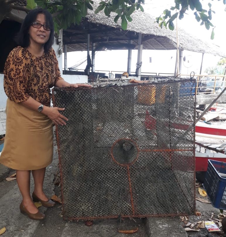 Isrojati J Paransa dengan bubu apung, alternatif alat tangkap ikan yang ramah lingkungan yang tidak merusak terumbu karang. Foto : Isrojati J Paransa/Mongabay Indonesia
