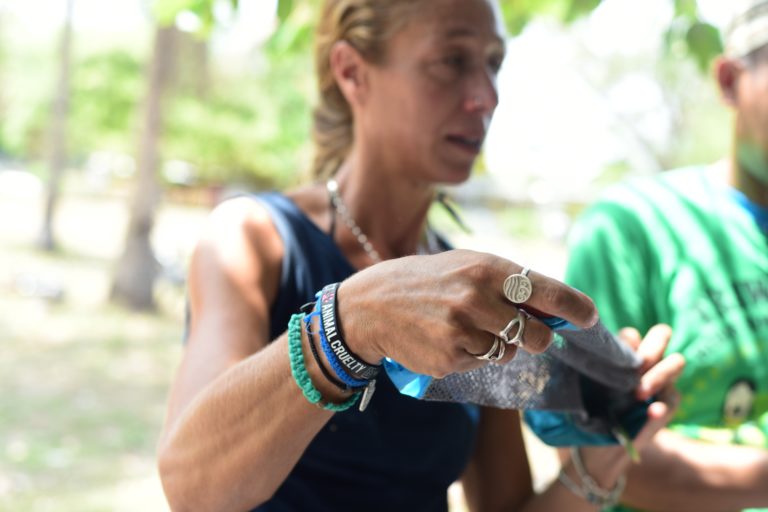 Aktivis Gili Eco Trust Delphine Robbe mengenakan aksesoris di tangannya yang semuanya terbuat dari barang bekas. Foto: Fathul Rakhman/ Mongabay Indonesia