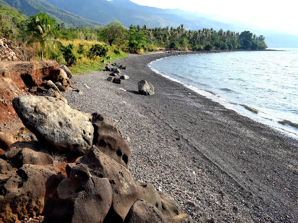 Panorama Pantai Kawaliwu di Desa Ile Padung, kecamatan Lewolema, Flores Timur, NTT, yang dialiri air panas. Foto : Ebed de Rosary/Mongabay Indonesia