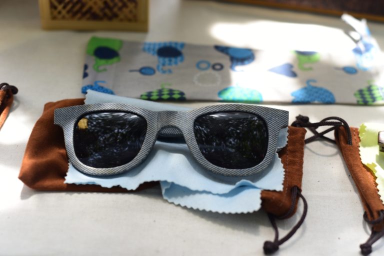 Frame kacamata terbuat dari sisa celana jeans yang telah dibuang. Kacamata yang diproduksi Gumi Bamboo Lombok dikirim hingga Eropa. Foto: Fathul Rakhman/ Mongabay Indonesia