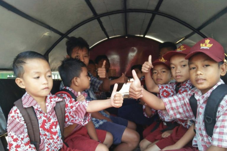 Anak-anak berangkat sekolah dengan kendaraan antar jemput dari Manggala Agni. Foto: Kamarudin/ Mongabay Indonesia