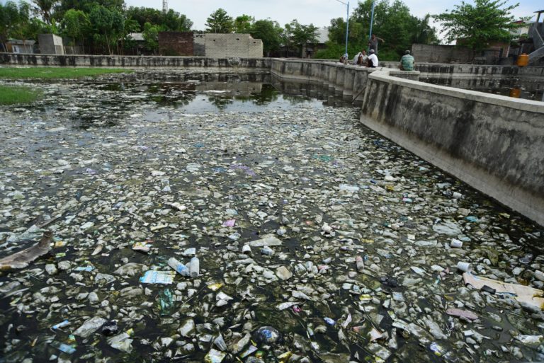 Sampah plastik yang menumpuk di kolam pengendali banjir Kota Mataram. Setiap musim hujan Kota Mataram dihadapkan pada banjir akibat saluran yang tersumbat sampah. Foto: Fathul Rakhman/ Mongabay Indonesia