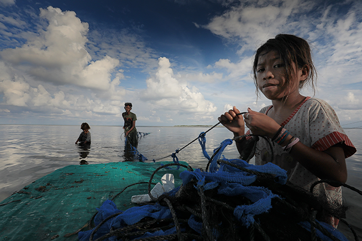Seorang anak sedang membantu orang tuanya menjaring ikan di kawasan TN Takabonerate, Sulsel. Foto : Asri/TN Takabonerate/Mongabay Indonesia