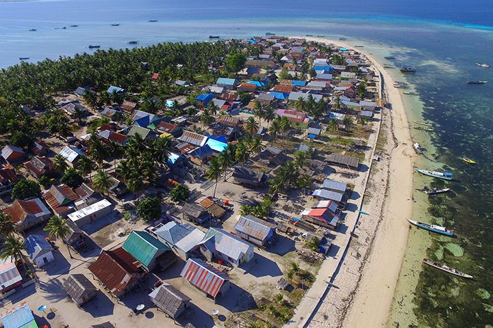 Pulau Rajuni di kawasan TN Takabonerate, Sulsel dilihat dari udara. Foto : Asri/TN Takabonerate/Mongabay Indonesia