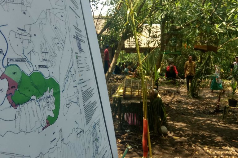 Peta hutan desa yang dipajang di acara media trip di Parit 18 Kelurahan Sapat, Kuala Indragiri, Inhil, Riau, Oktober 2018 | Foto: Zamzami/ Mongabay Indonesia