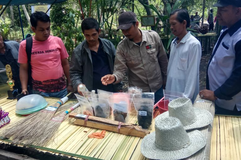 Sejumlah peserta media trip sedang menyaksikan pameran produk olahan dari hasil hutan dan hasil sungai di Parit 18 Basira, Kelurahan Sapat, Indragiri Hilir, Riau, Oktober 2018 | Foto: Zamzami/ Mongabay Indonesia