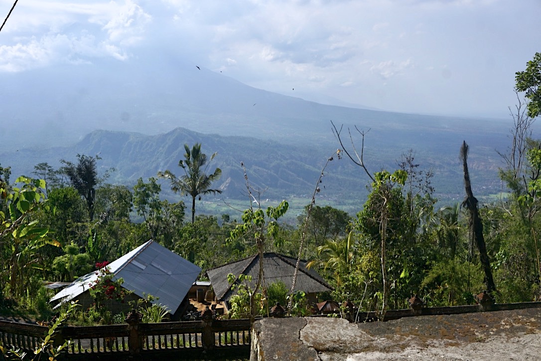 Panoraman Gunung Agung terlihat di salah satu sisi Gunung Sega, Karangasem, Bali. Gunung Sega merupakan tempat favorit meilhat burung migran di Bali. Foto: Luh De Suriyani/Mongabay Indonesia