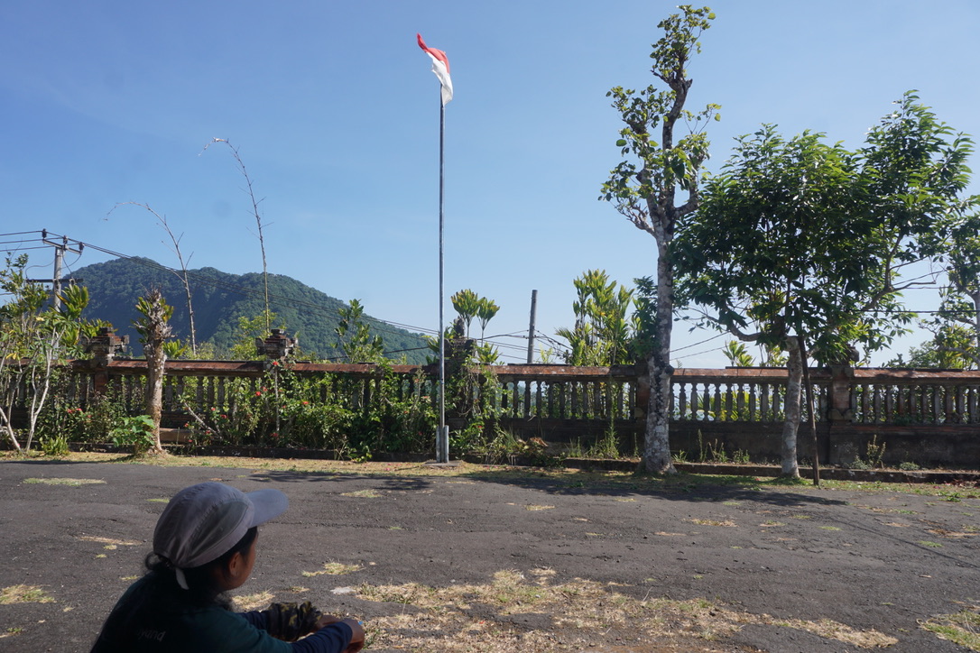 Santi sedang memantau migrasi burung raptor di kawasan Gunung Sega, Karangasem, Bali. Kawanan burung ramai pagi sampai tengah hari saja. Foto: Luh De Suriyani/Mongabay Indonesia