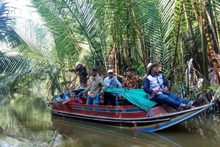 Ikan dan udang sudah kembali.Sejumlah pejabat Kecamatan Kuala Indragiri menikmati suasana memancing di anak sungai Sungai Anak Batang, di Parit 18 Basira, Sapat, Riau, akhir Oktober 2018 | Foto: Zamzami/ Mongabay Indonesia