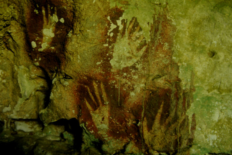 Lukisan cap tangan (rock art) di Leang Jarie, dengan ujung jari runcing. Di situs ini lukisan cap tangan berusia 39.400 tahun lalu. Foto: Eko Rusdianto/ Mongabay Indonesia