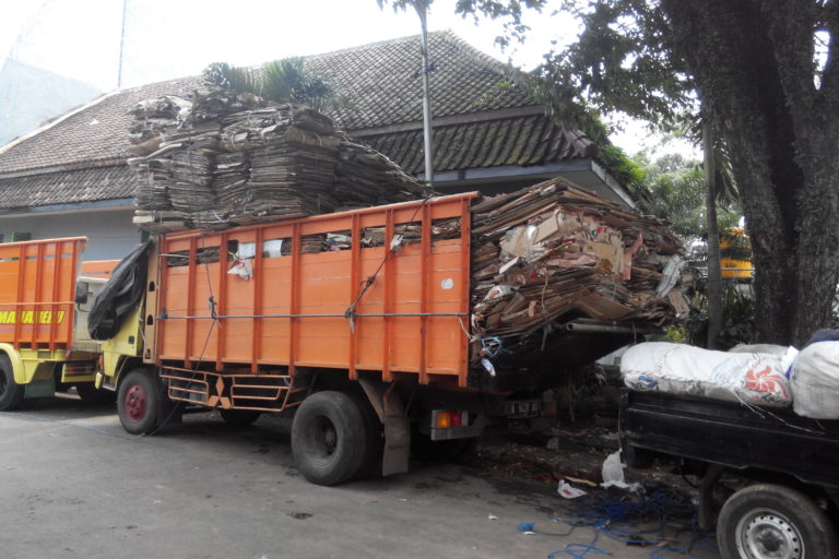Truk mengangkut sampah disetor ke Bank Sampah Malang. Foto: Eko Widianto/ Mongabay Indonesia
