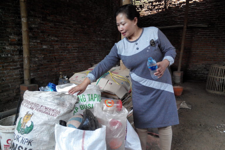 Septi Ningsih mengumpulkan kertas, kardus, koran dan botol plastik warga Tlogomas, Lowokwaru, Kota Malang. Foto: Eko Widianto/ Mongabay Indonesia