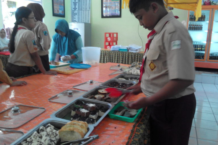 Siswa memilih kudapan di kantin, semua kudapan dilarang menggunakan bungkus plastik, pengawet dan pewarna. Foto: Eko Widianto/ Mongabay Indonesia