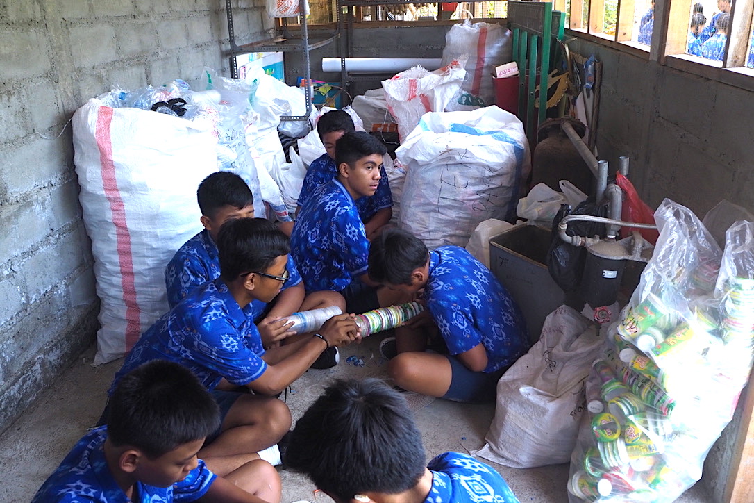 Murid SMP Wisata Sanur membersihkan sampah plastik untuk digunakan sebagai bahan kerajinan | Foto: Anton Muhajir/Mongabay Indonesia