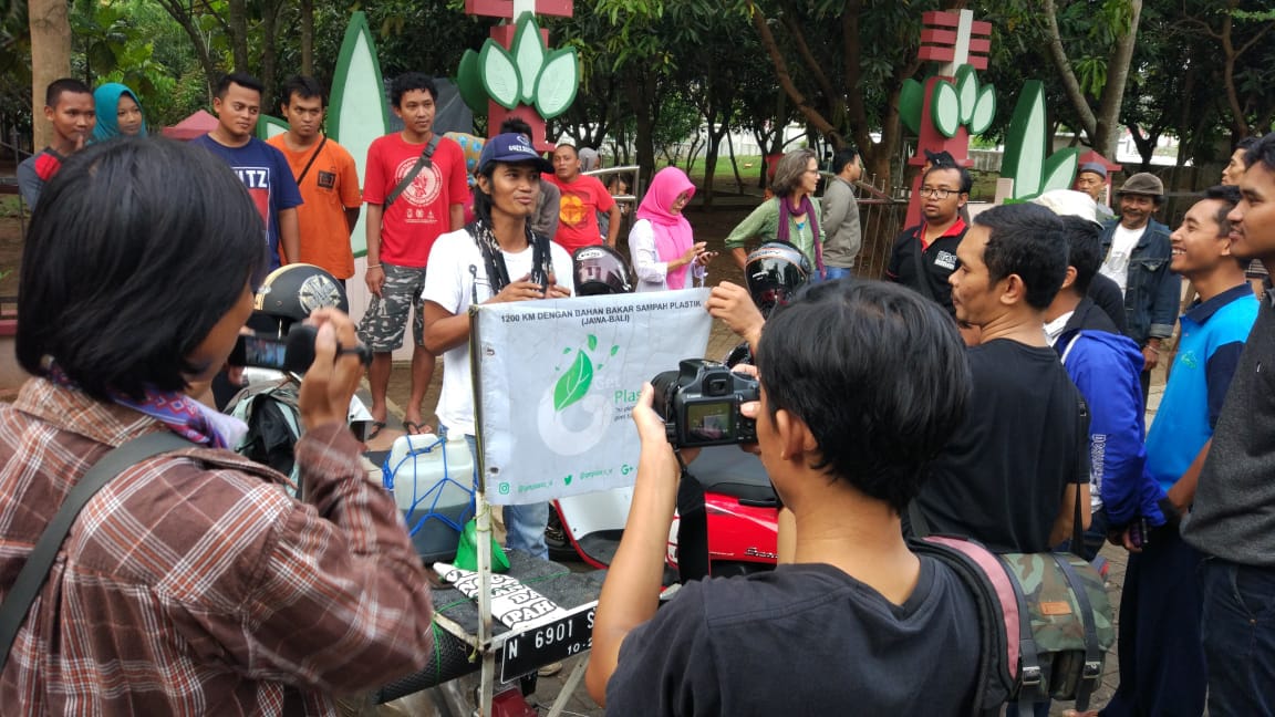 Sosialisasi pengolahan sampah plastik yang dilakukan Dimas Widjanarko | Foto: Get Plastic 