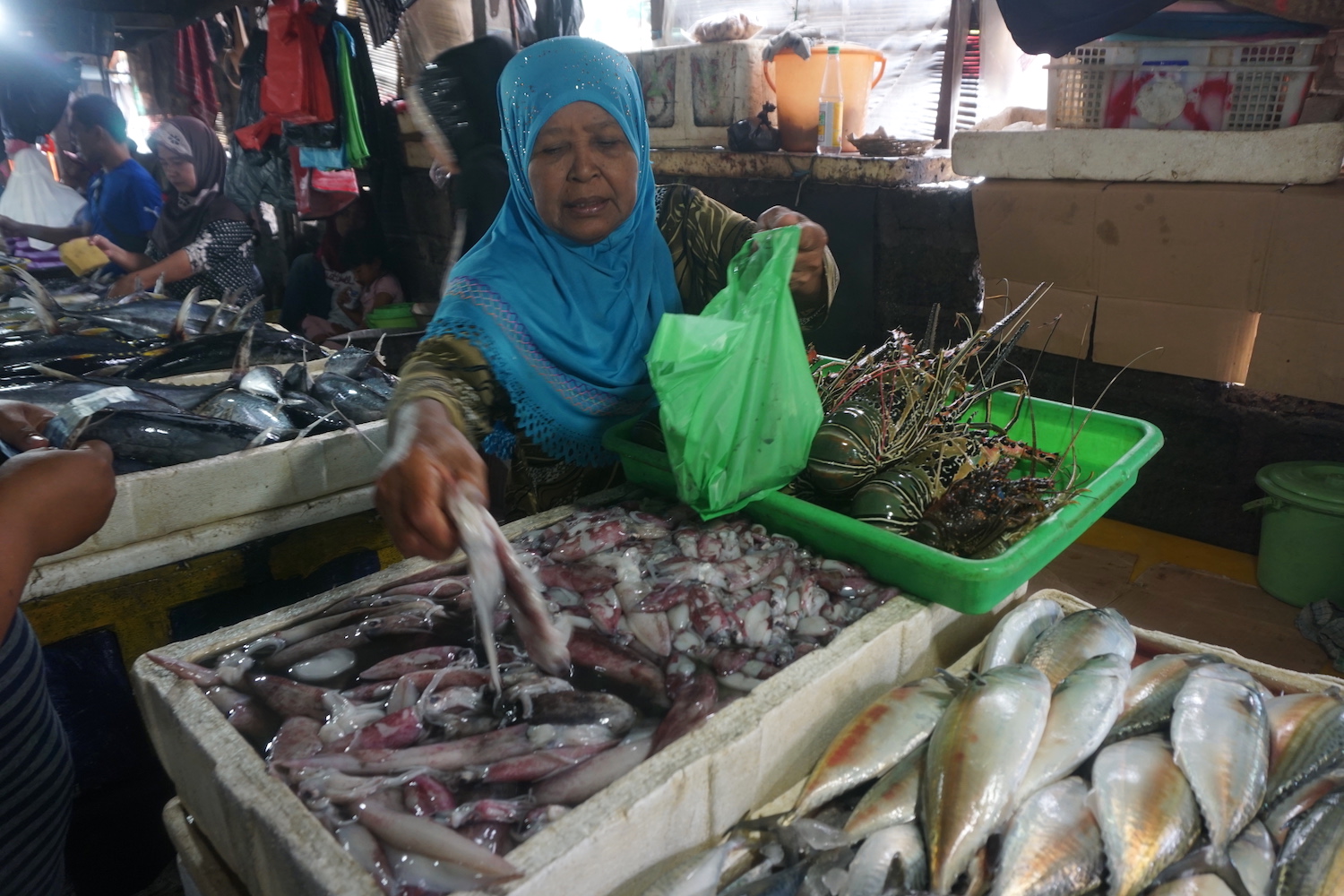 Pasar ikan kedonganan beri pengalaman beli ikan lalu bakar di jasa pemanggangan sekitarnya. Foto: Luh De Suriyani/Mongabay Indonesia