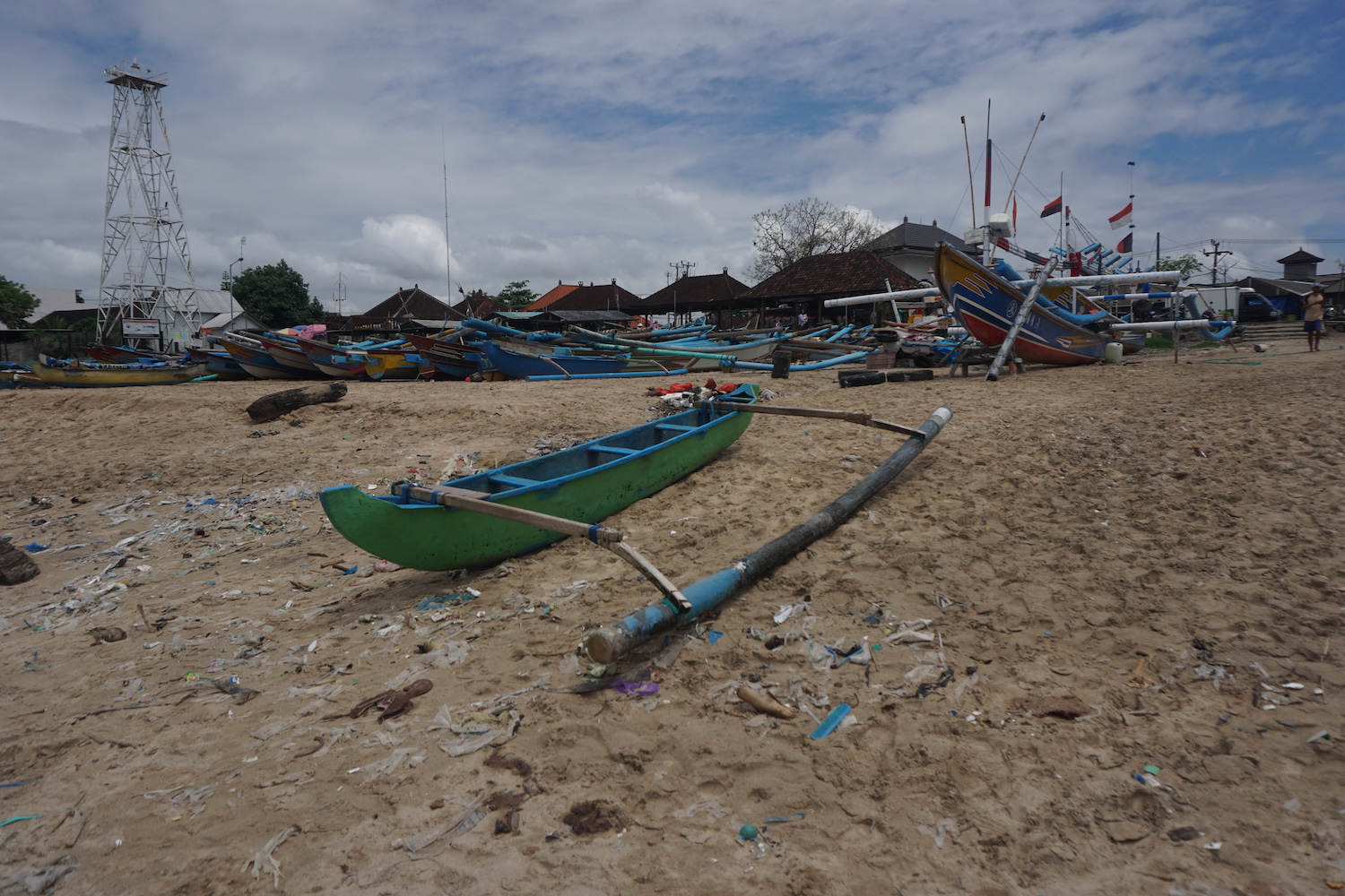 Saat musim angin barat, sampah plastik berkumpul dari lautan dan terdampar di pesisir Kedonganan. Foto: Luh De Suriyani/Mongabay Indonesia