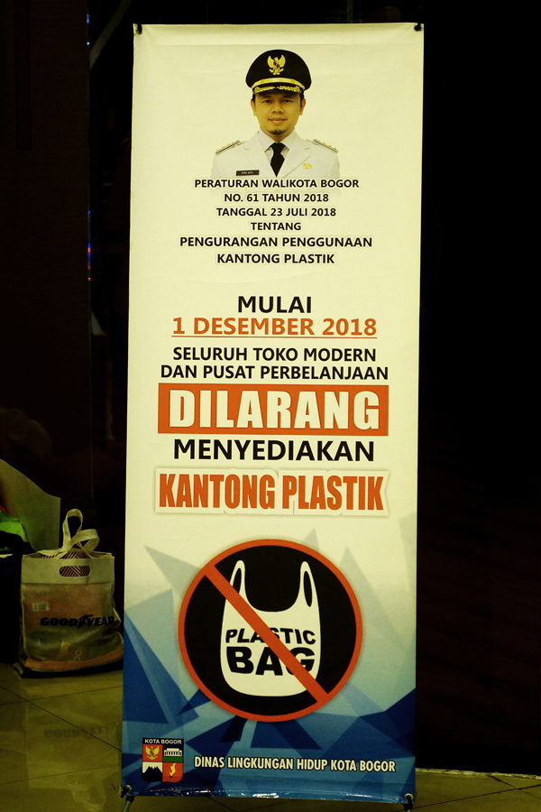 Peraturan Walikota Bogor tentang larangan penggunaan tas plastik | Foto: Anton Wisuda/Mongabay Indonesia
