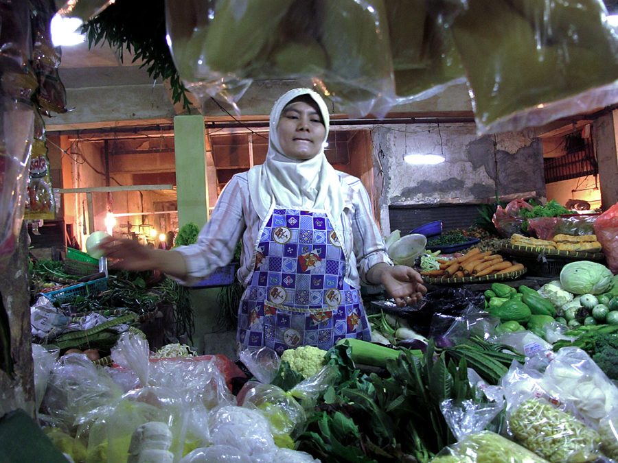 Pedagang pasar tradisional di Bogor yang masih menggunakan kantong plastik. Foto: Anton Wisuda/Mongabay Indonesia