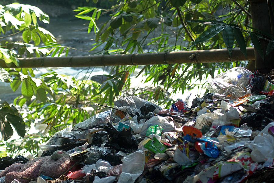 Sampah plastik di bantaran Sungai Cisadane, Bogor | Foto: Anton Wisuda/Mongabay Indonesia