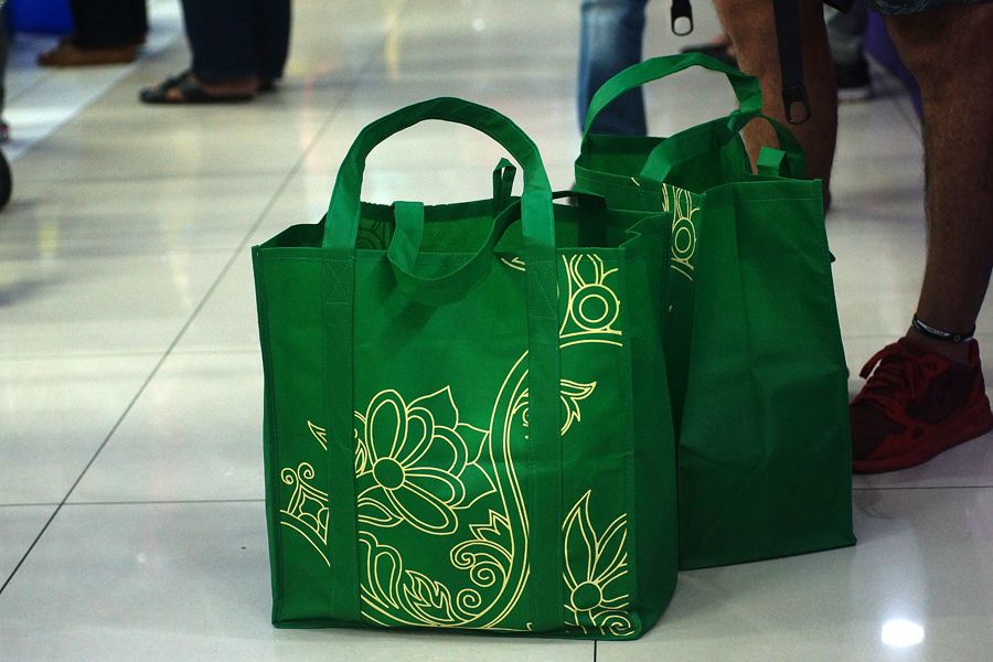 Tas pengganti tas plastik yang disediakan peritel modern | Foto: Anton Wisuda/Mongabay Indonesia